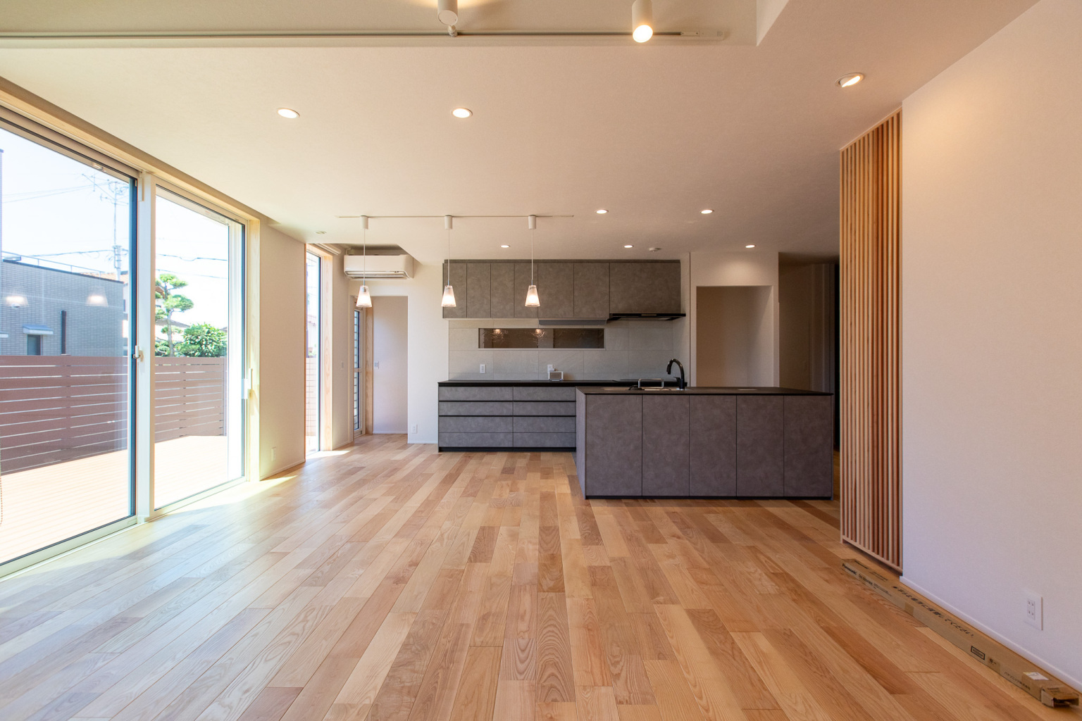 キッチンを中心とした家事動線で快適なお住まい