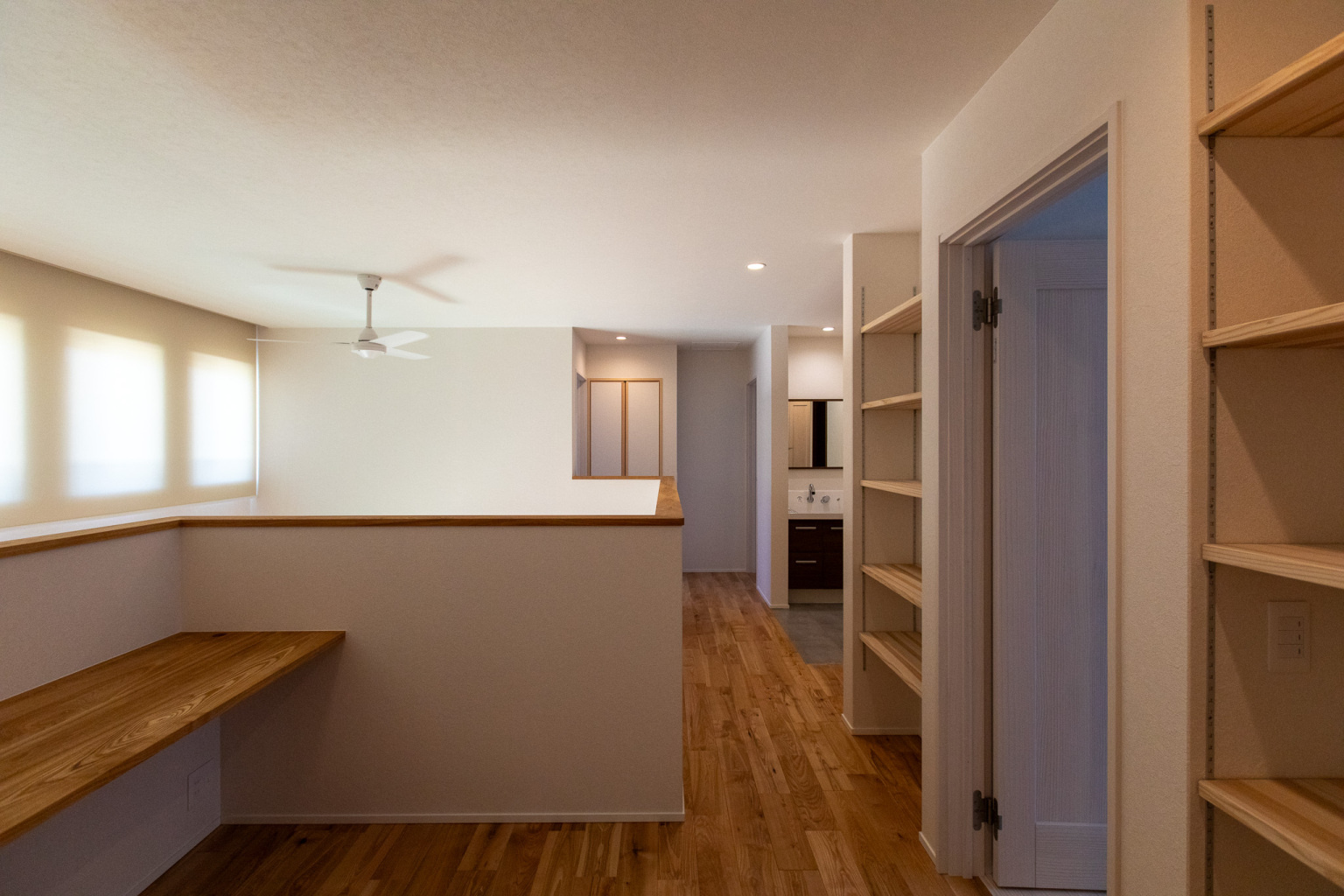 吹き抜けから通じる2階のワークスペース