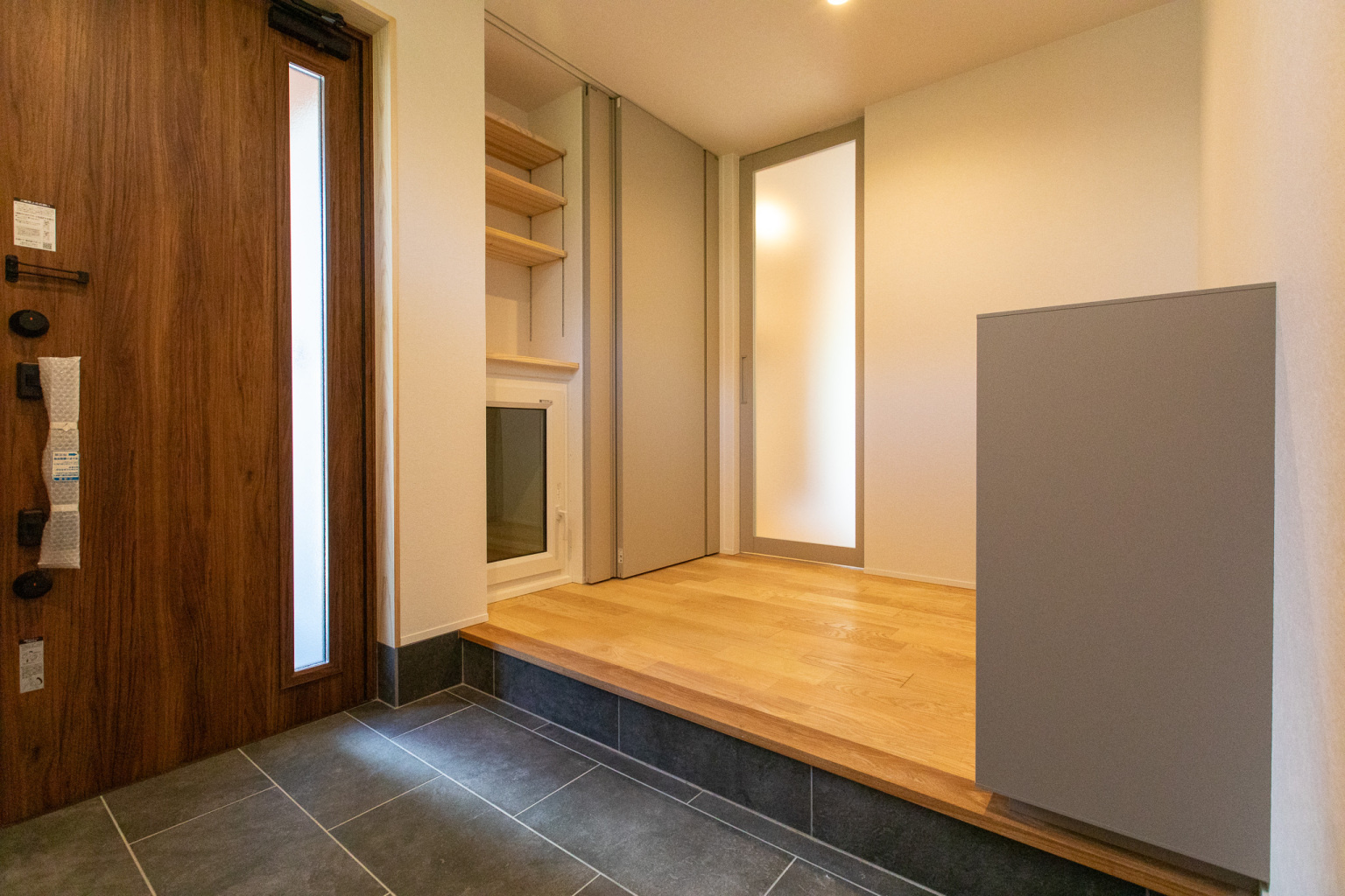 ゆとりのある玄関。郵便や宅配も玄関内から受け取れます