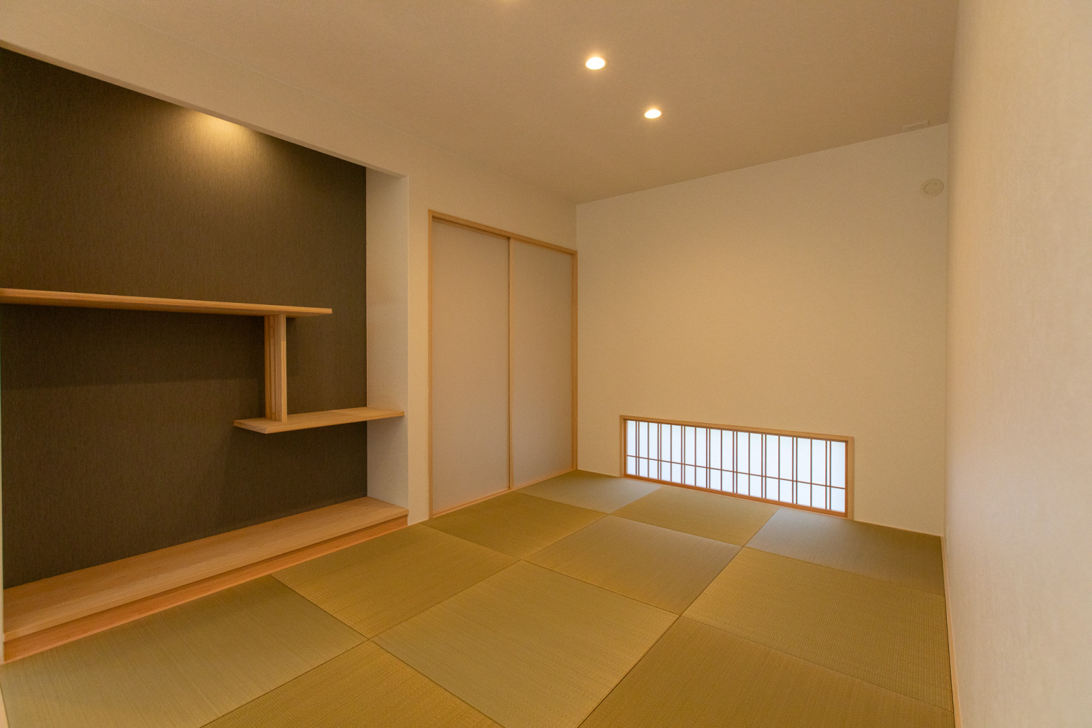 リビングスペースに落ち着きをもたらす和の空間