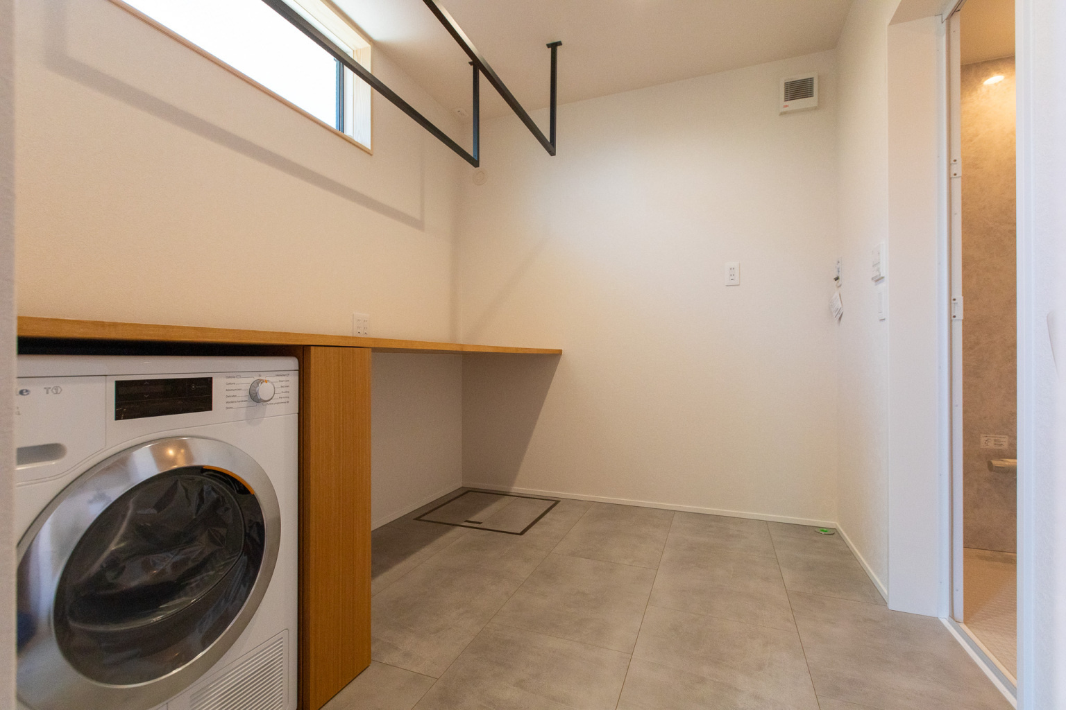家事楽を叶える、キッチン裏のランドリースペース。