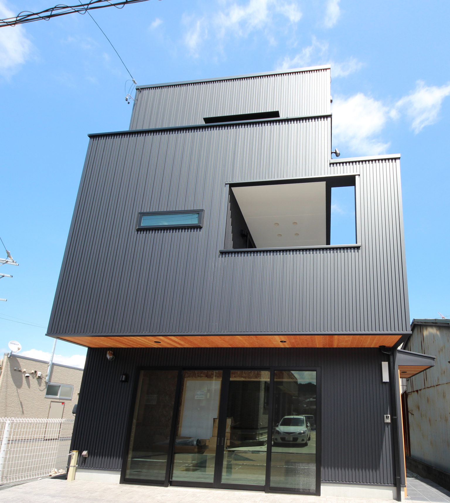 街中狭小地だからこそ３階にして広々使う