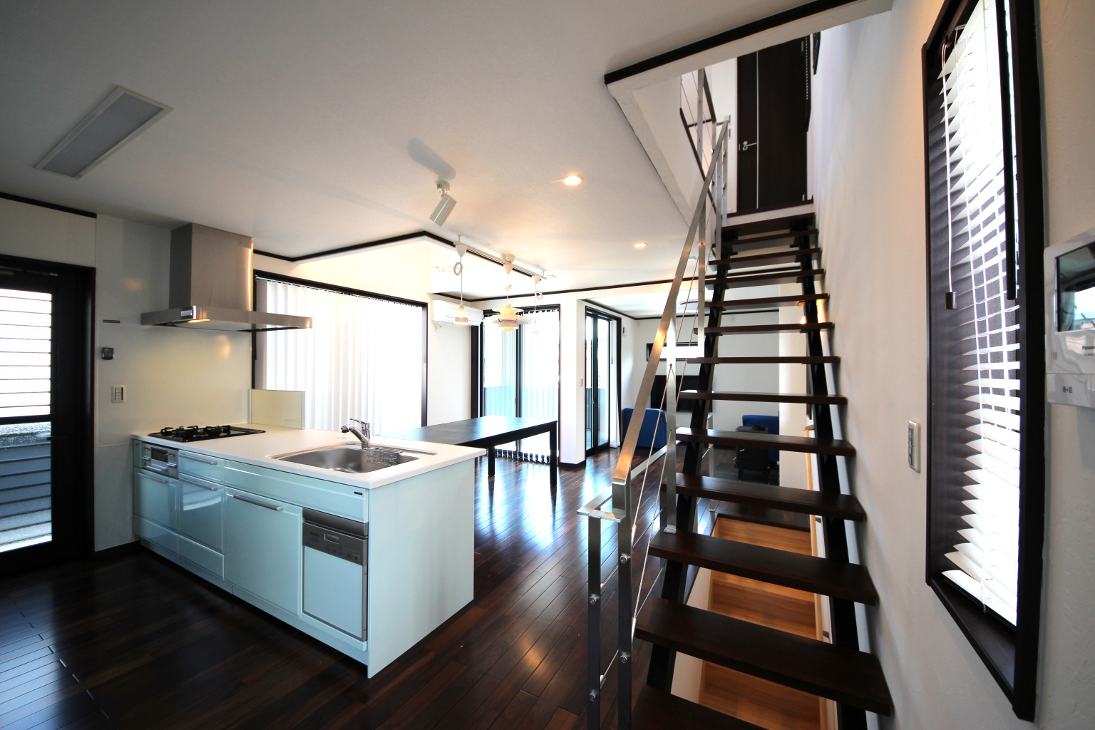 オープン階段とロックなフロア