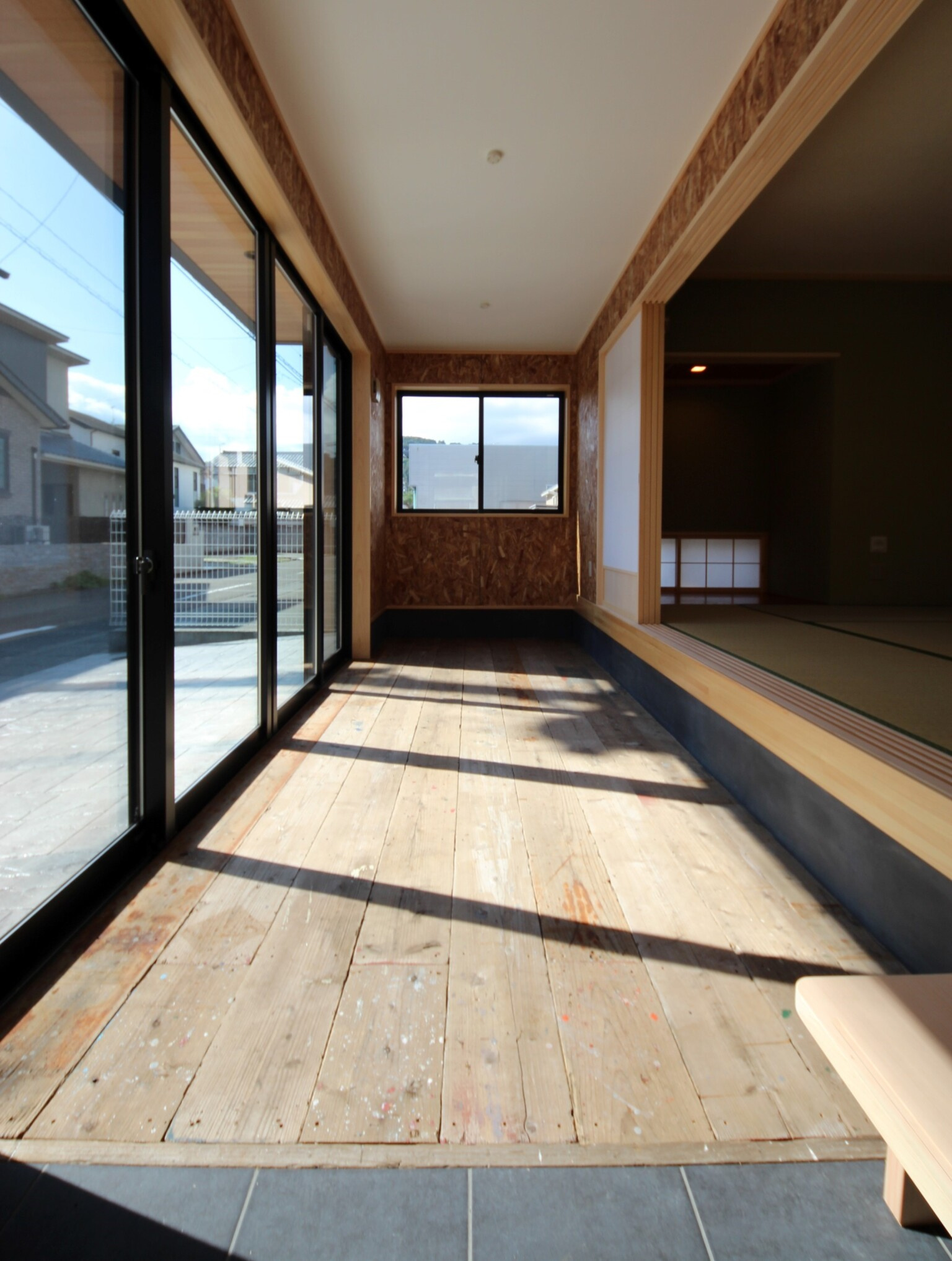 あえてラフに仕上げた土間はバイクのためのガレージハウス