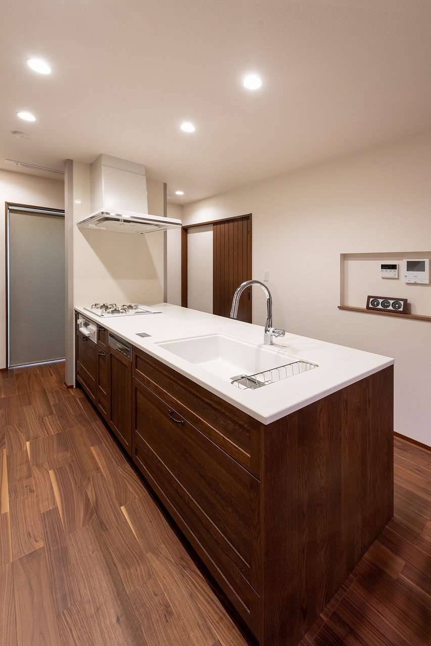 シックで落ち着いた雰囲気を醸し出すキッチン