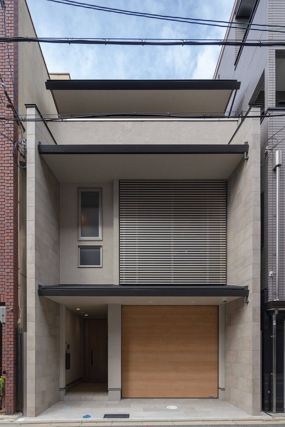 狭小住宅で叶えるビルトインガレージのあるおしゃれな二世帯住宅｜重量木骨×中庭のある家