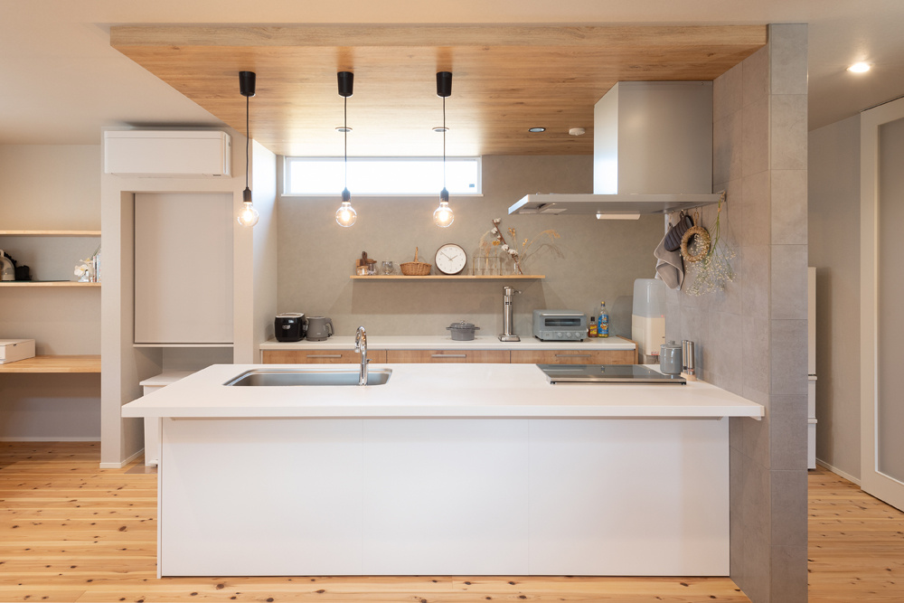 吹抜けからの光が心地よい、木のぬくもりを感じる住まい｜吹抜け×リビング階段