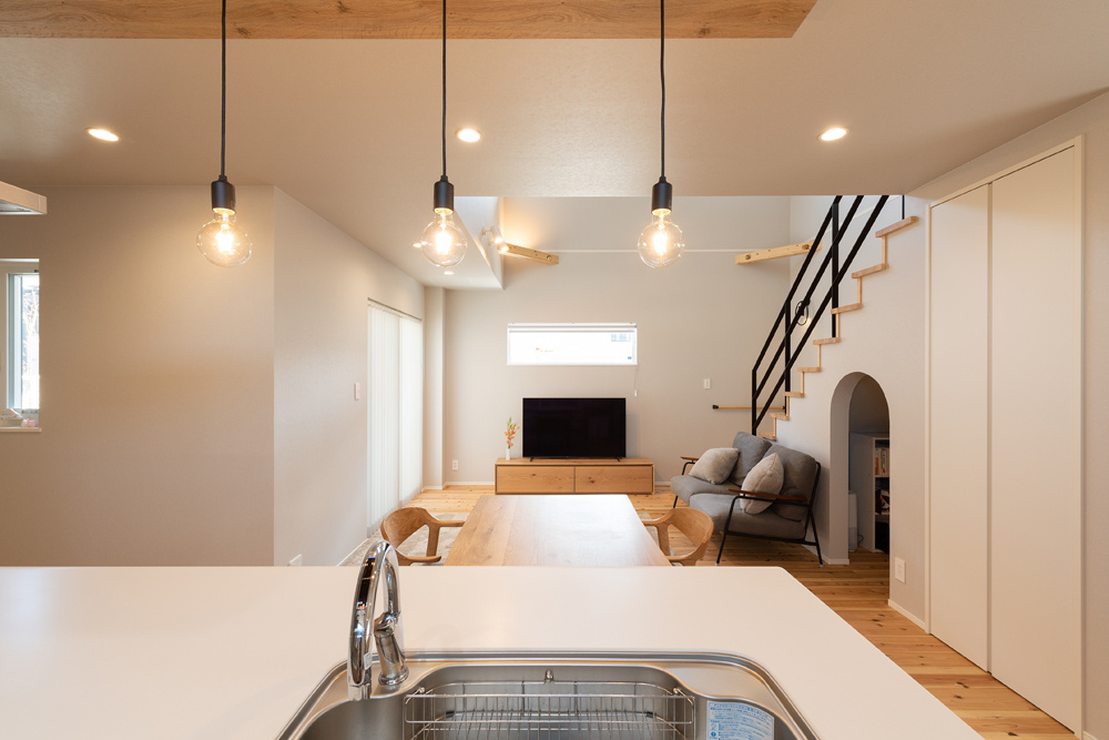 吹抜けからの光が心地よい、木のぬくもりを感じる住まい｜吹抜け×リビング階段