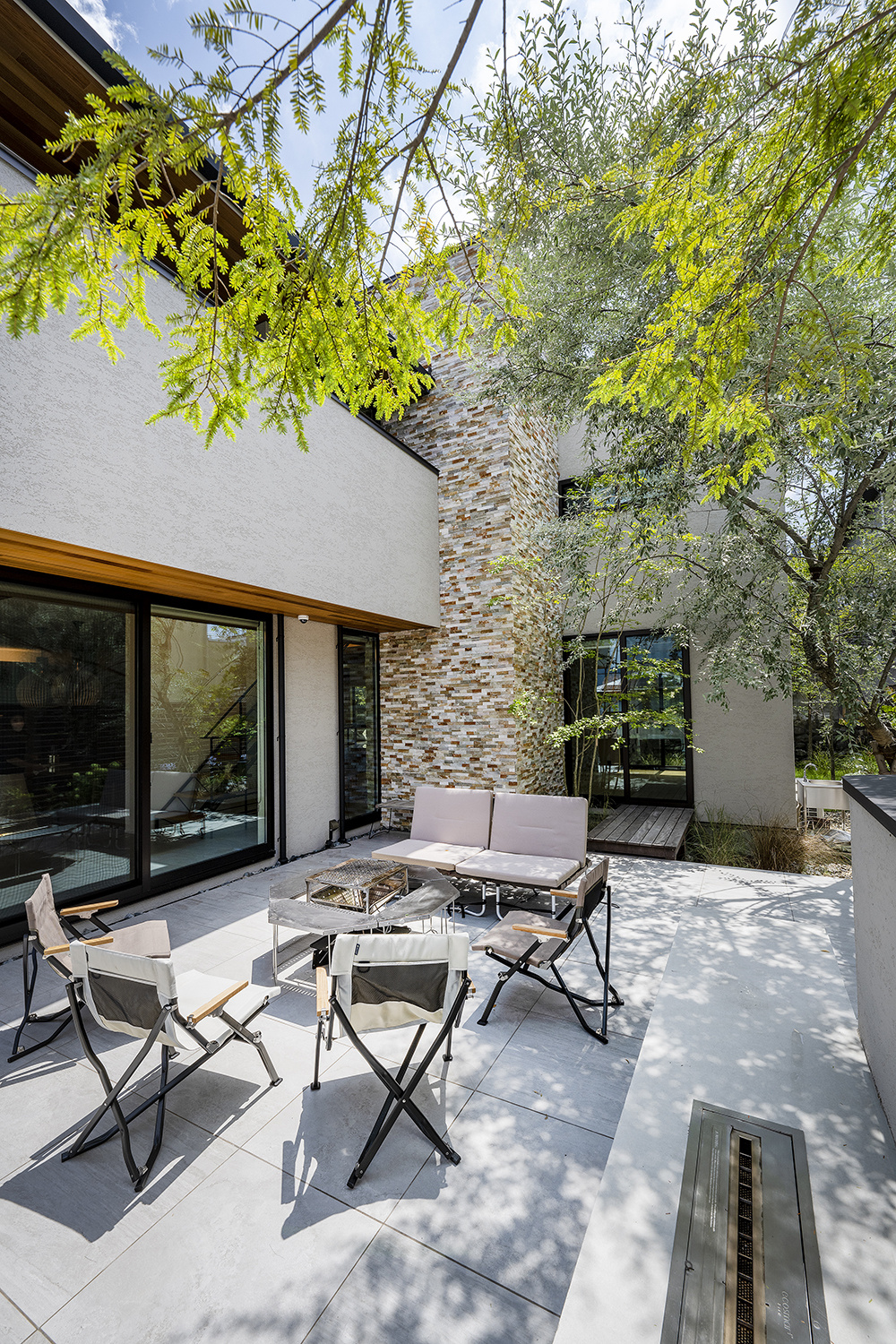 【大阪】外観のアクセントとなっている石貼りの塔を望むテラス