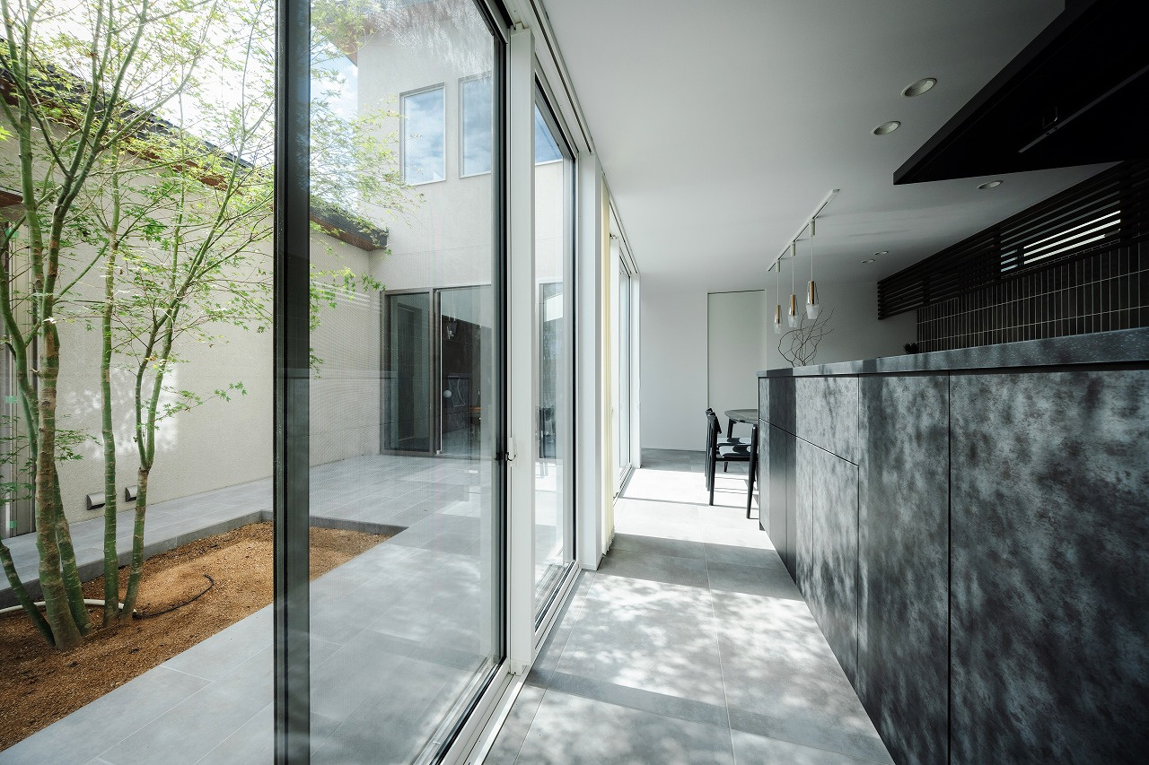 中庭を見渡せるキッチン