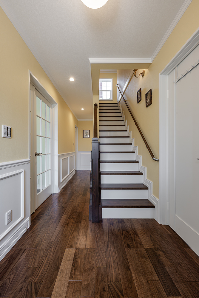 洋風のおしゃれな家の廊下・階段