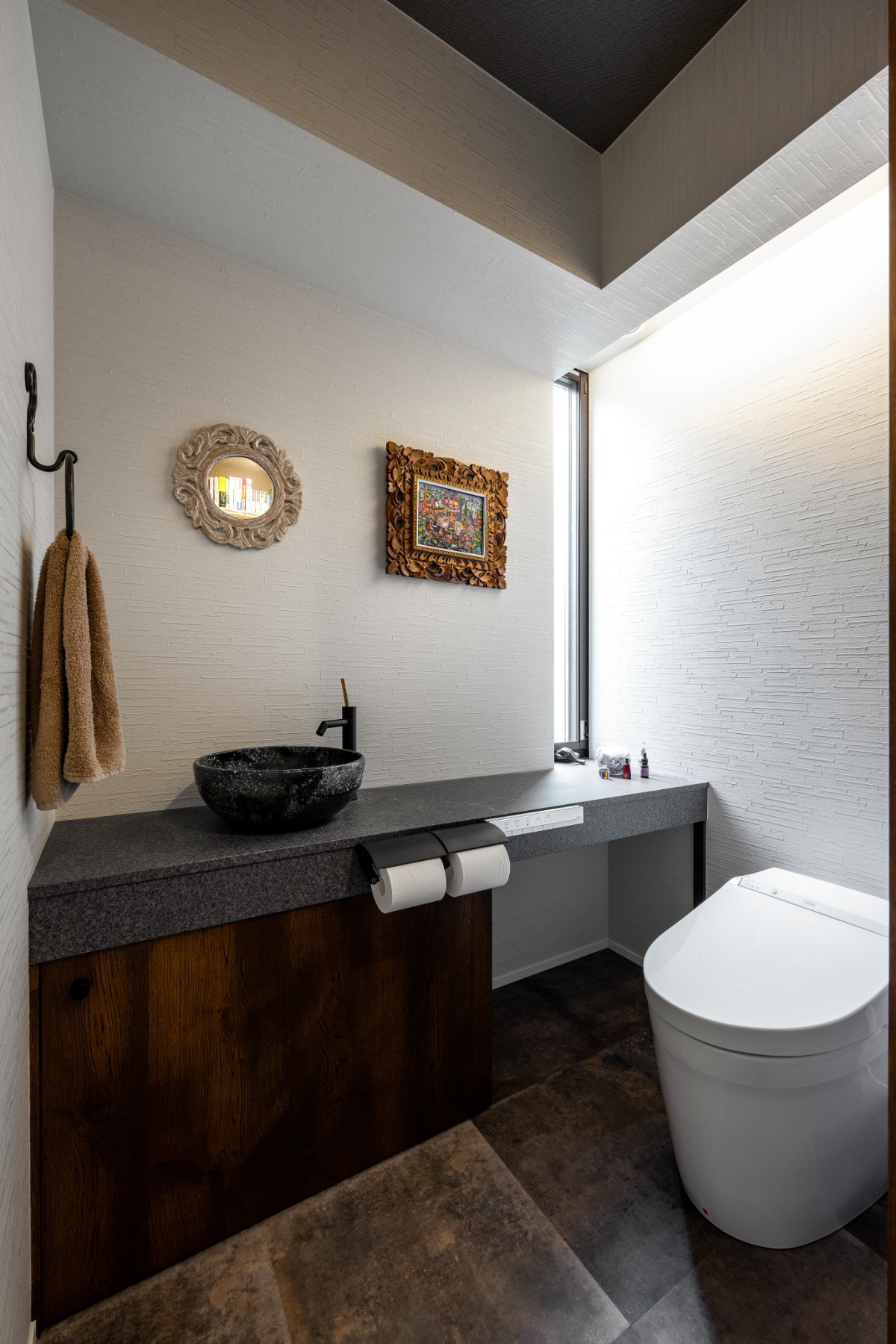 【宝塚】トーンを揃えモダンなレストルーム