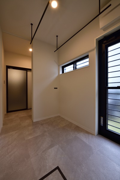 浴室 ⇐ 脱衣・家事スペースの写真 ⇒ 洗面 ⇒ WIC ⇒ SC ⇒ 玄関への動線