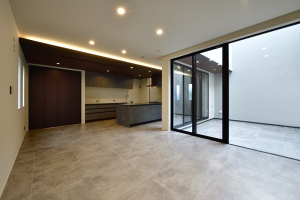 リビングから中庭