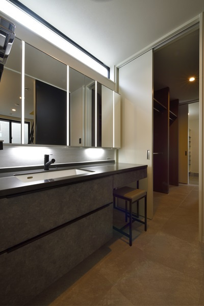 浴室 ⇐ 脱衣 ⇐ 洗面写真 ⇒ WIC ⇒ SC ⇒ 玄関への動線