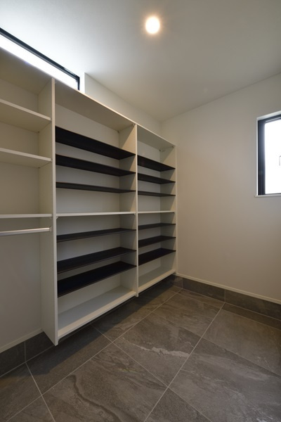 浴室 ⇐ 脱衣 ⇐ 洗面 ⇐ WIC ⇐ SCの写真 ⇒ 玄関への動線