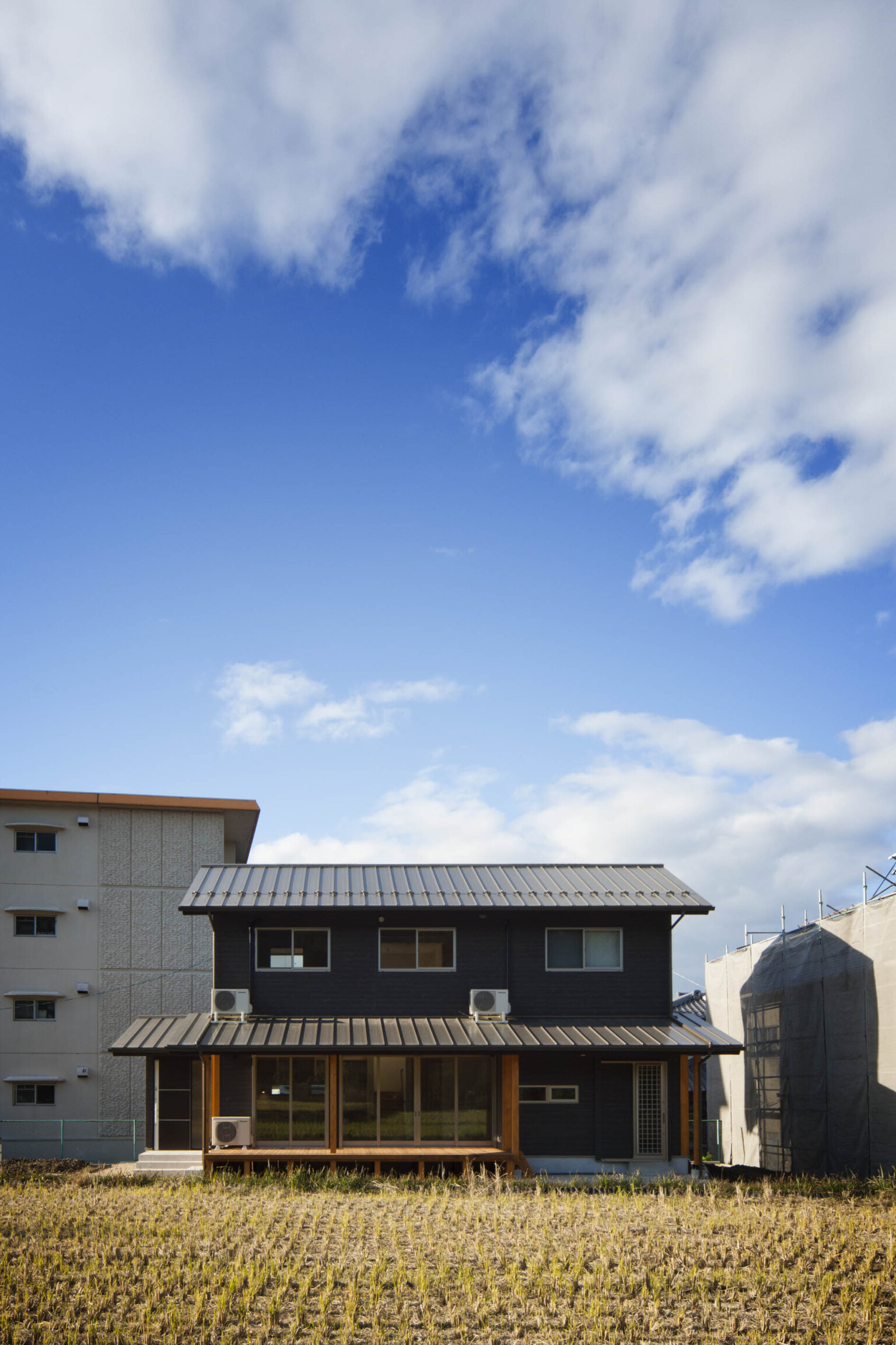 田園風景と調和する和モダンな外観