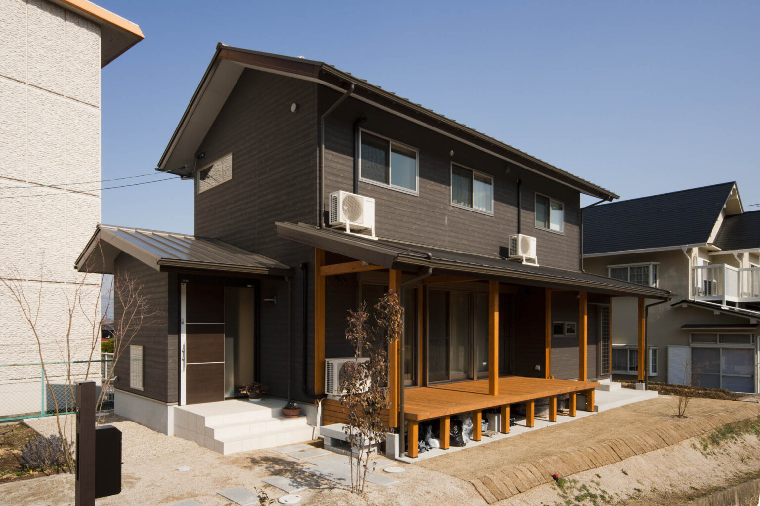 田園風景と調和する和モダンな外観