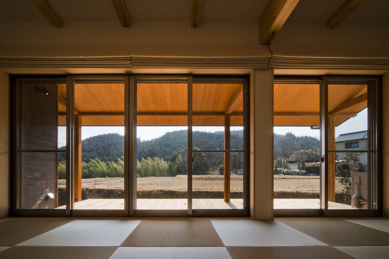田園風景と調和する和モダンな外観