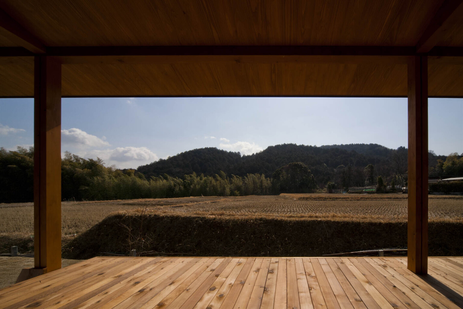 田園風景と調和する和モダンな外観