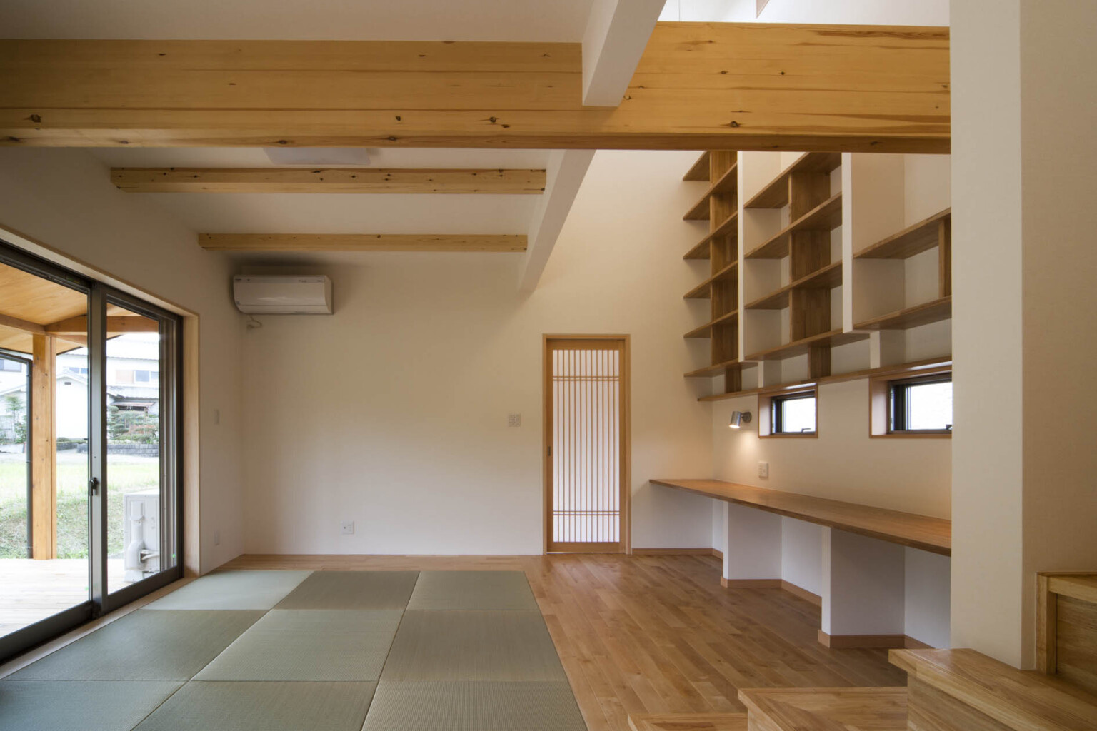 田園風景と調和する和モダンな外観