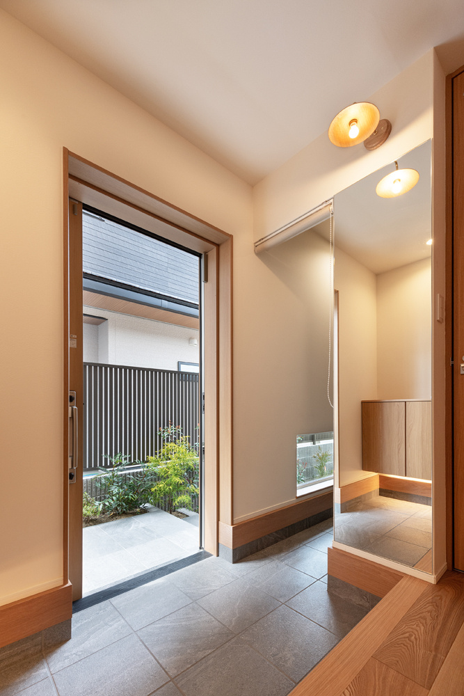 風致地区に建つ、街並みに馴染む和モダンな家｜重量木骨の家×自然素材