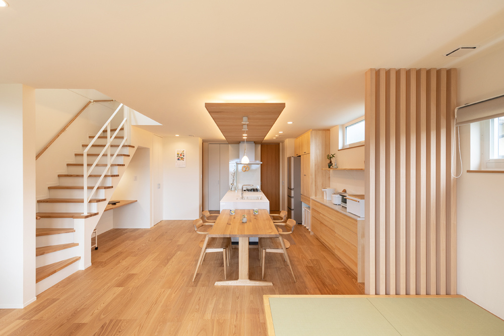 風致地区に建つ、街並みに馴染む和モダンな家｜重量木骨の家×自然素材