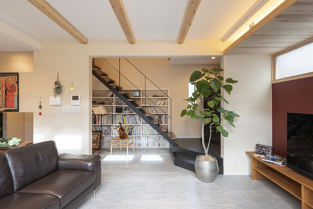 京都の旧市街地にしっとりと佇む、薪ストーブがある家｜アウトドアリビング×シンボルツリー