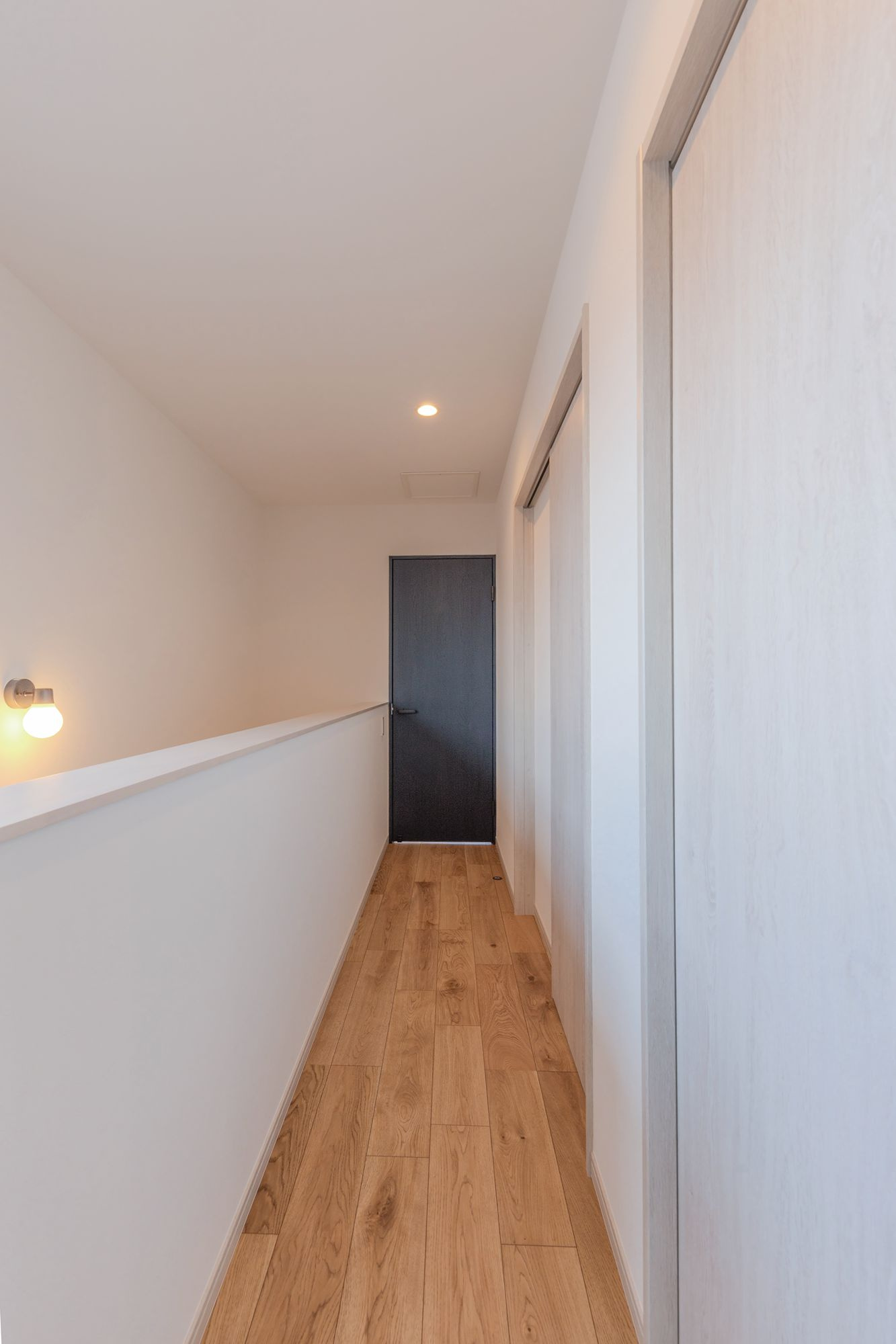 ネイビーのドアが際立つ2階廊下