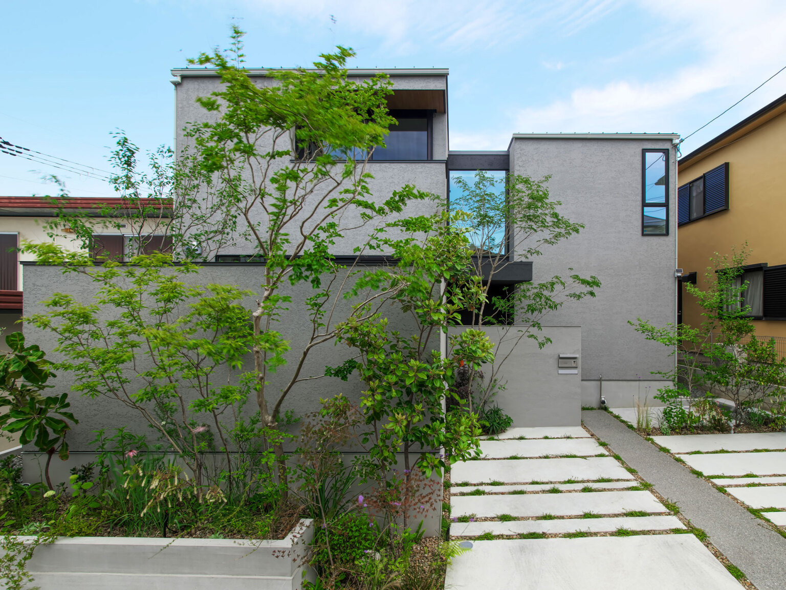 高さ・奥行きの異なる箱を組み合わせた構成の外観。