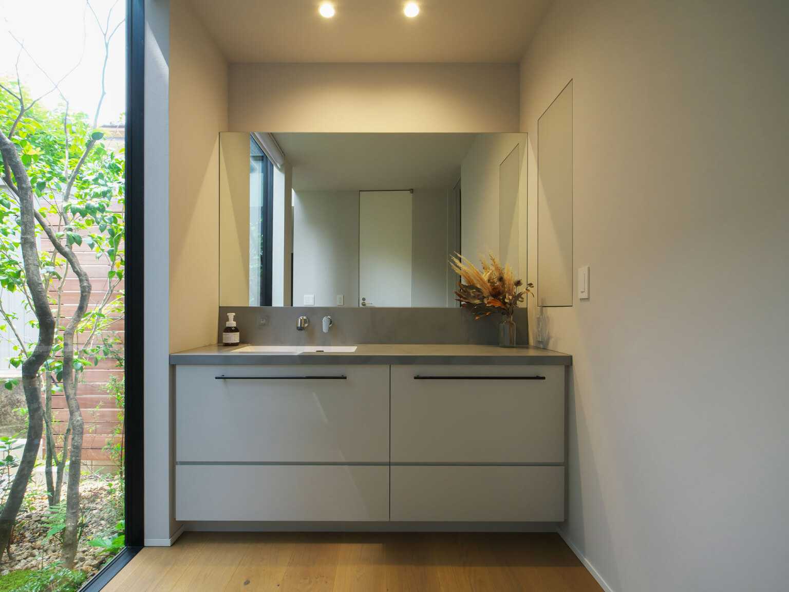 コンクリート調のワークトップがオシャレな造作洗面台。