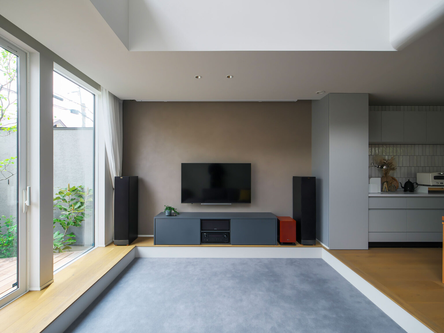 シアター設備にも配慮した計画。テレビ背面壁はポーターズペイントをご夫婦で塗装。