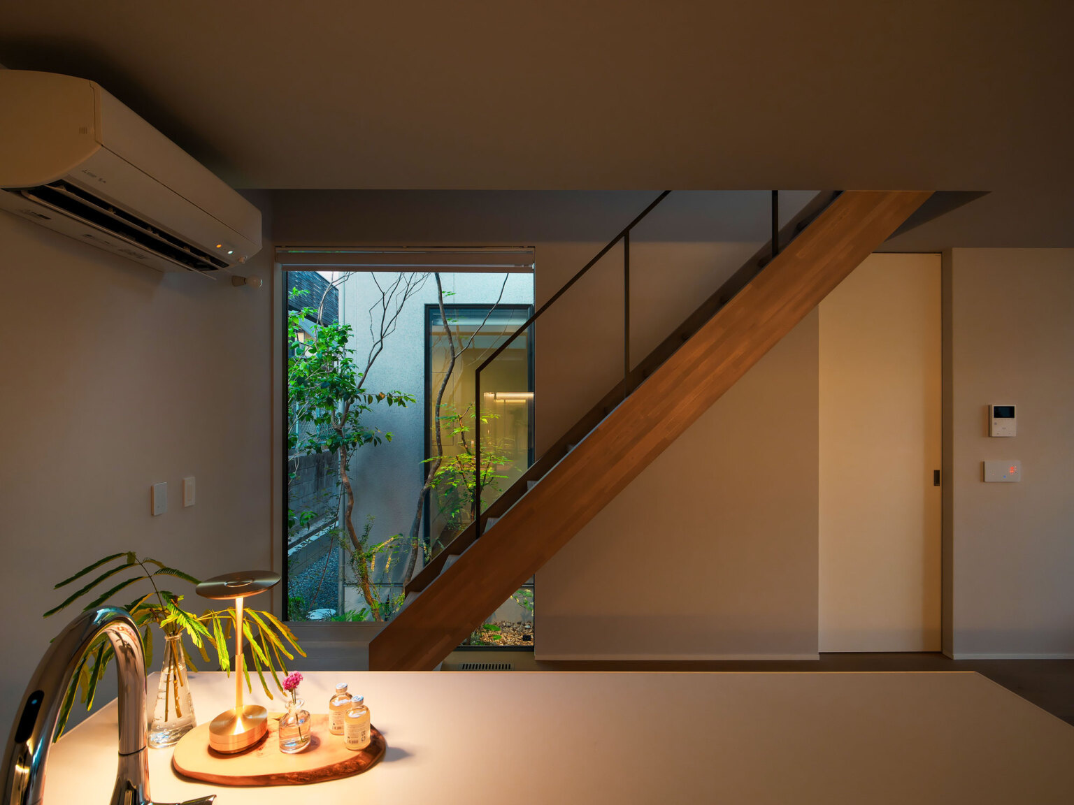 料理の時間にふと視線を向けたくなる心地よい景色が広がります。