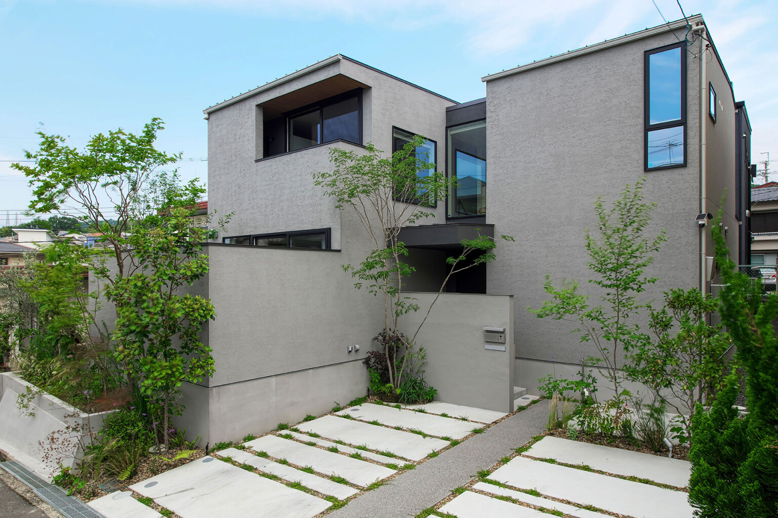 立体的な建物形状に合わせてリズミカルに配置された植栽。