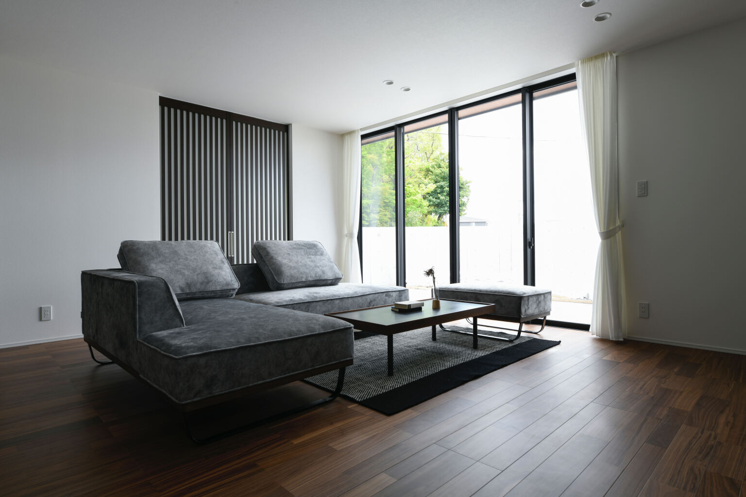 アウトドアリビングとつながる重量木骨らしい大空間のLDK