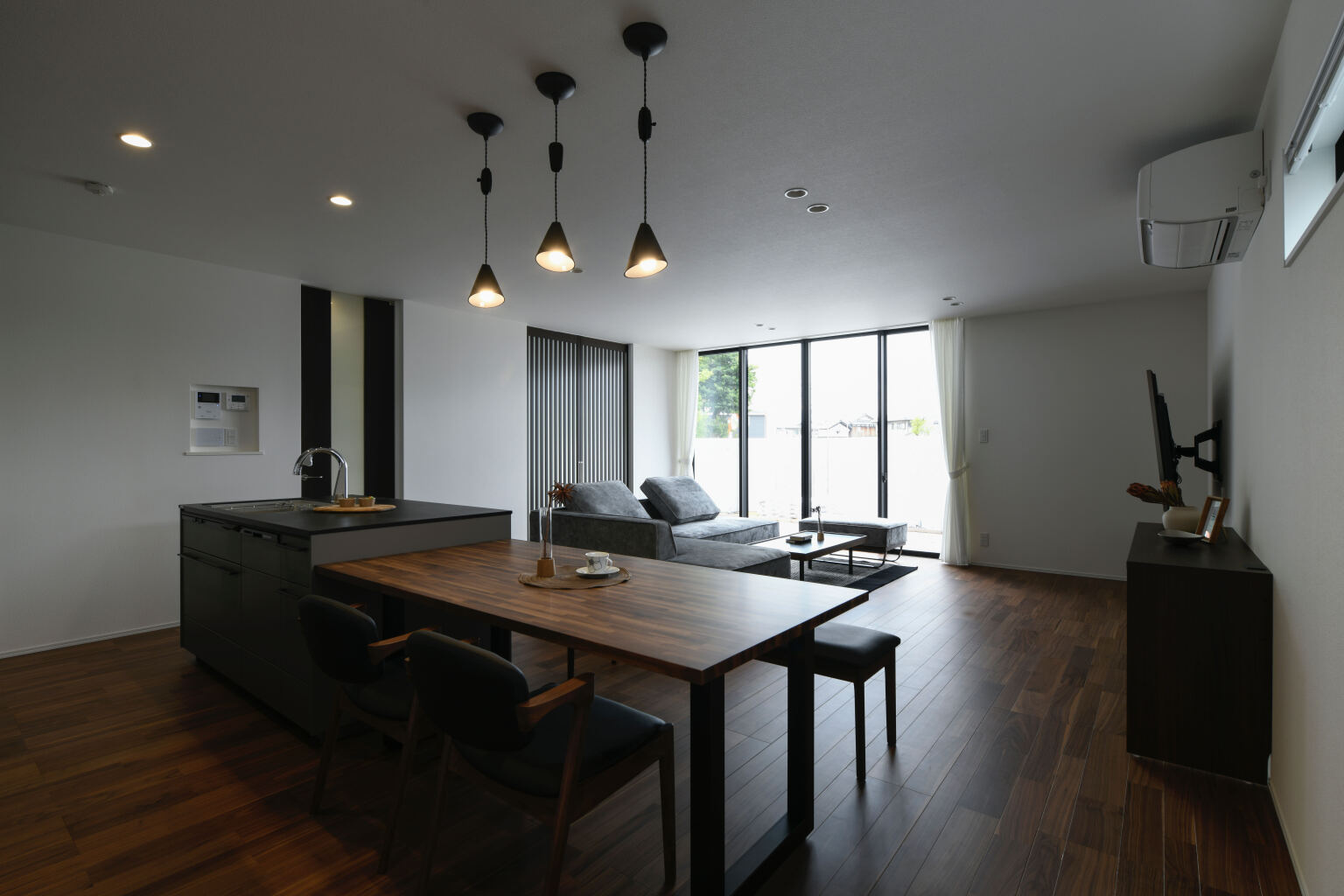 アウトドアリビングとつながる重量木骨らしい大空間のLDK