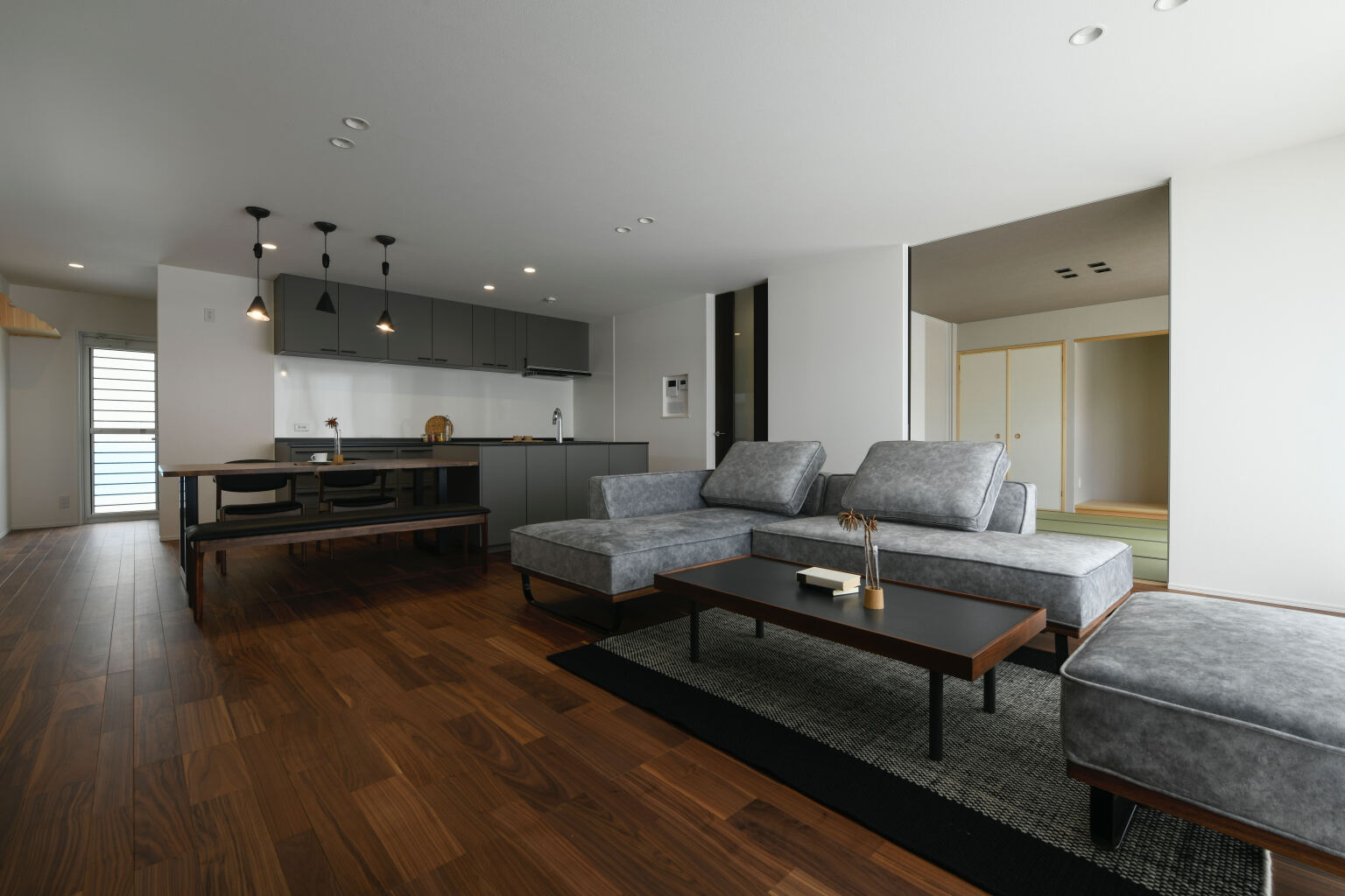 アウトドアリビングとつながる重量木骨らしい大空間のLDK