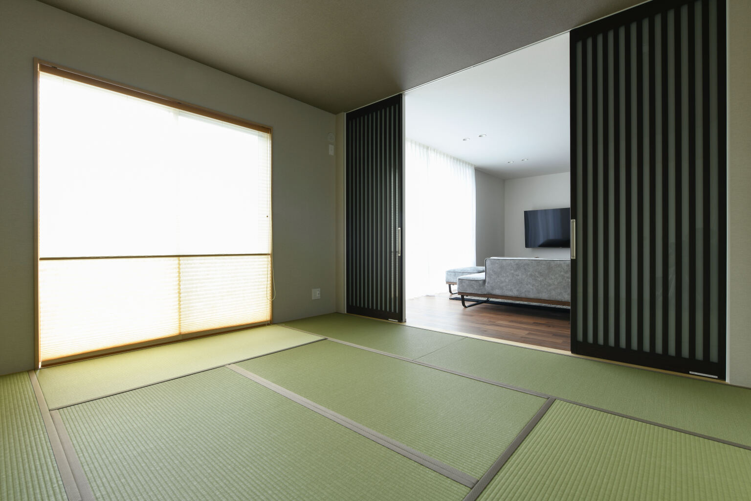 重量木骨で実現した大きな窓とゆったりとした空間には和室がぴったり