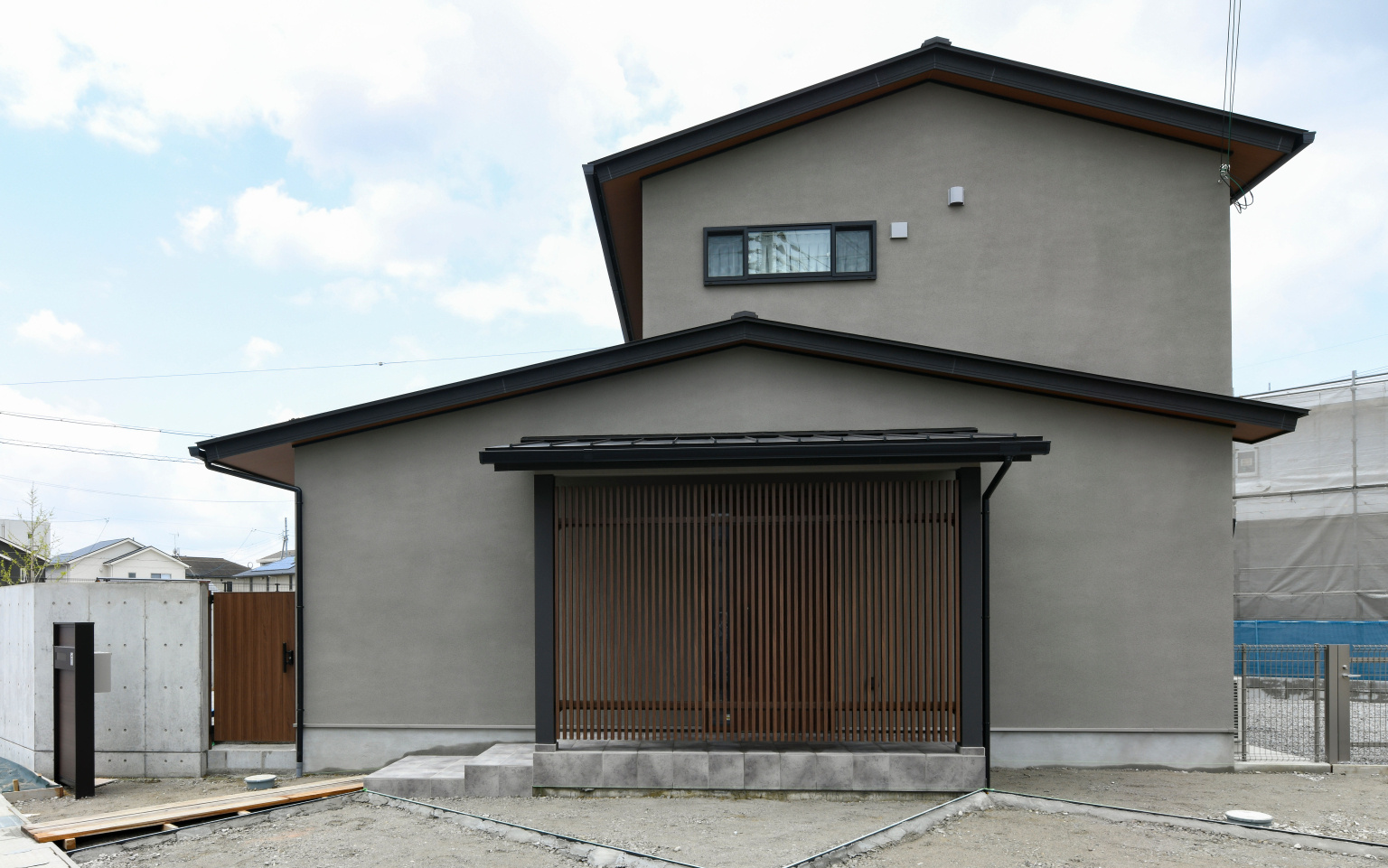 切妻屋根と木製の面格子が和モダンな印象の外観