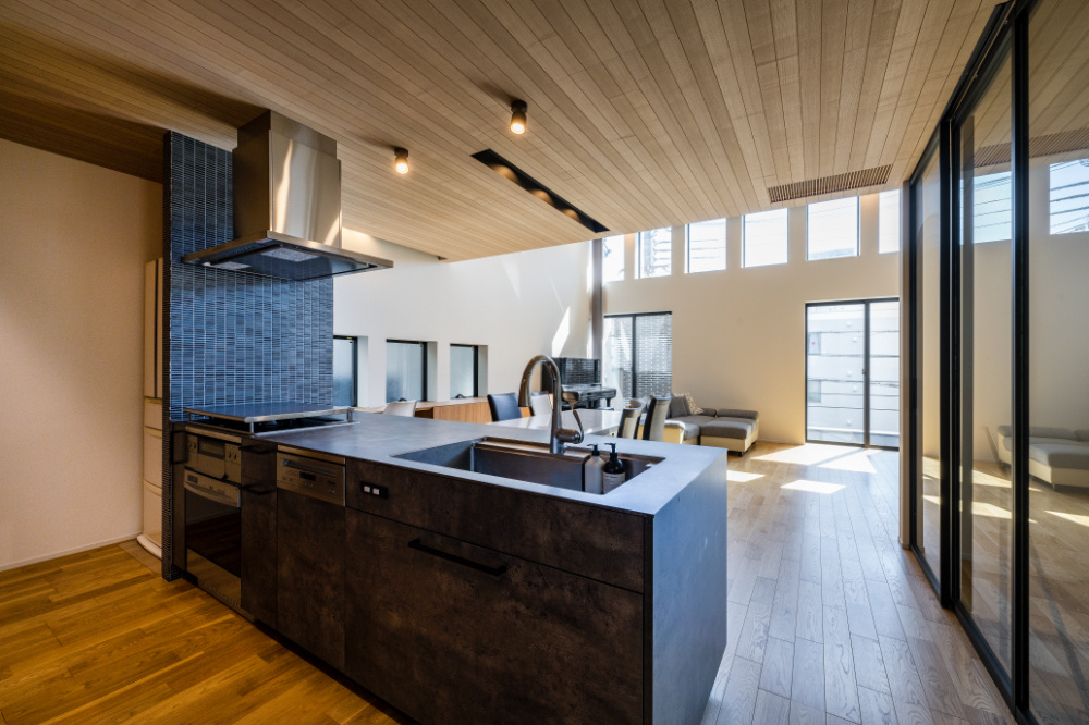 【神戸】自然光が差し込む開放的なキッチン