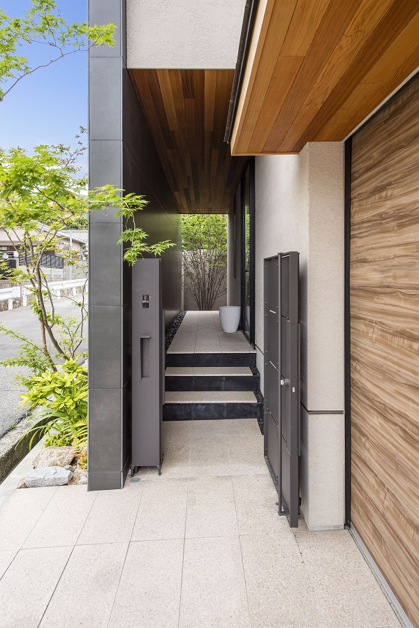 【神戸】視線の先に植栽が眺められ玄関アプローチ