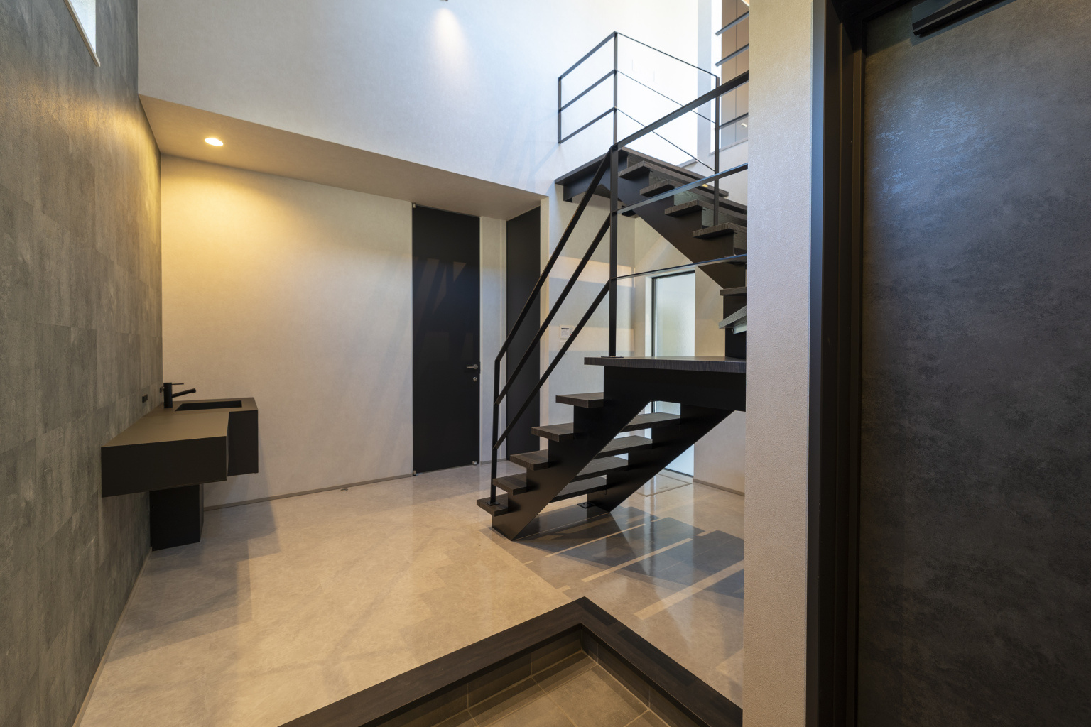 吹抜けのあるエントランス