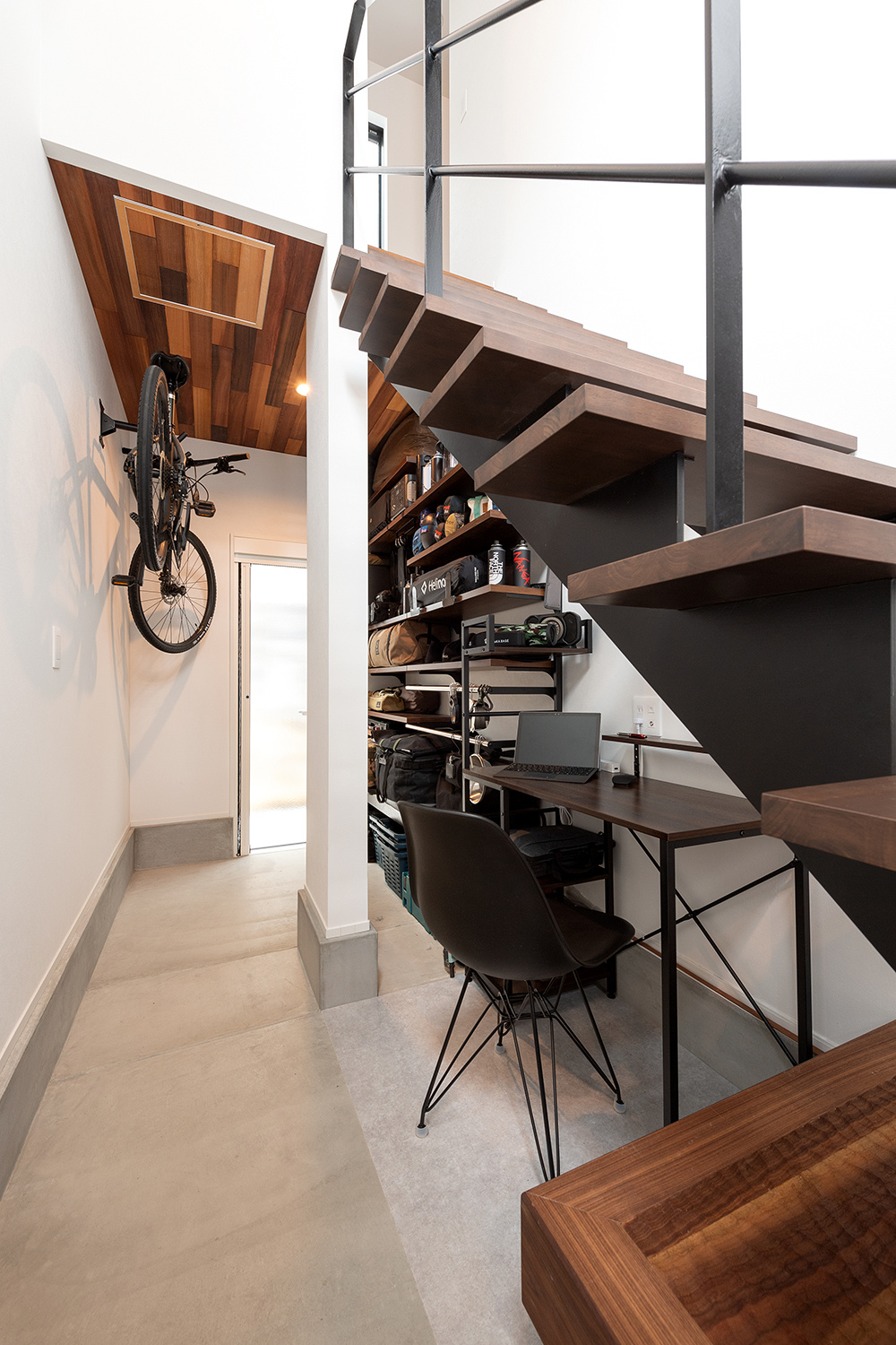 遊び心をくすぐる、大人カジュアルな暮らし｜吹き抜け × ホテルライク