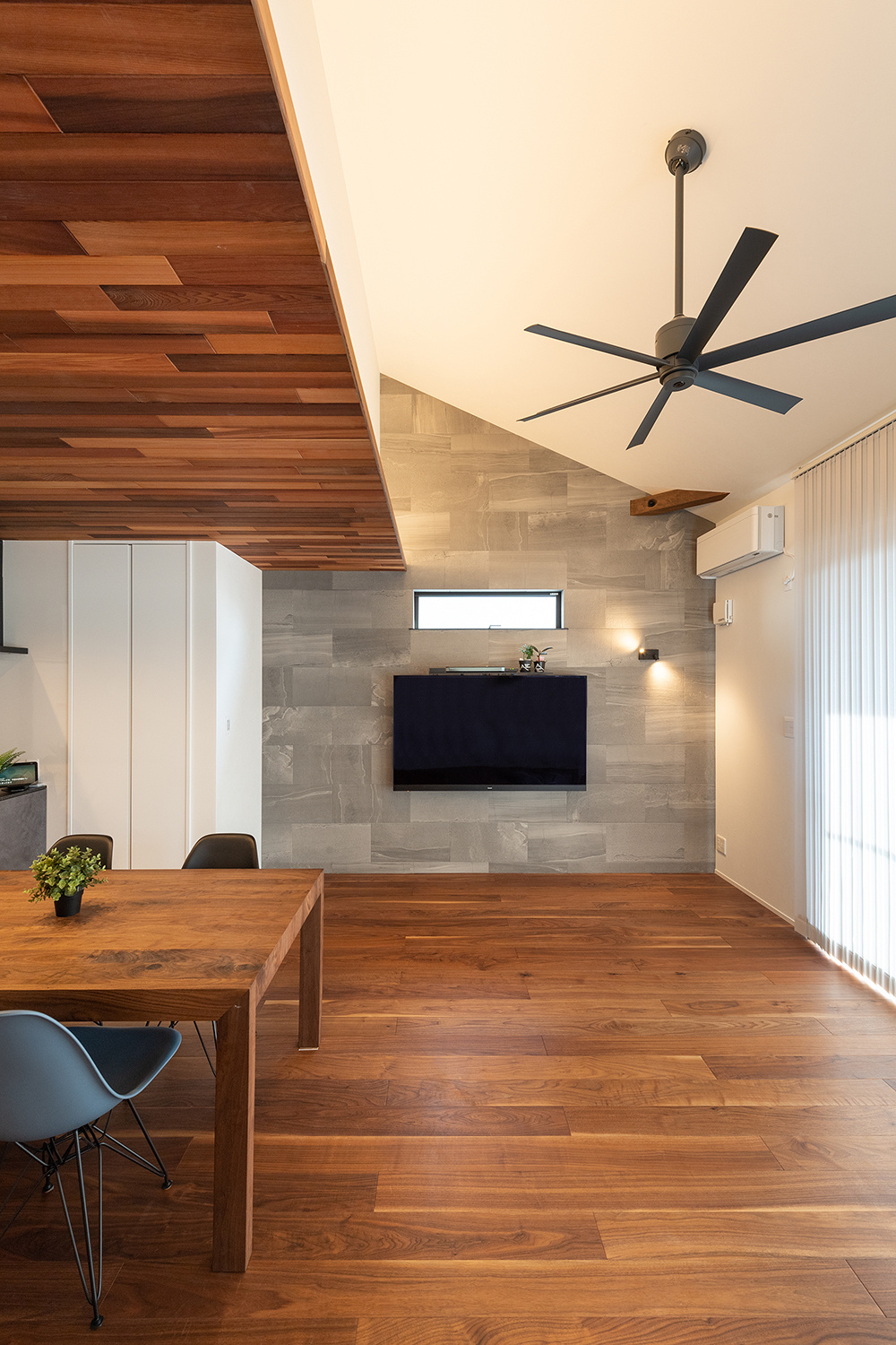 遊び心をくすぐる、大人カジュアルな暮らし｜吹き抜け × ホテルライク