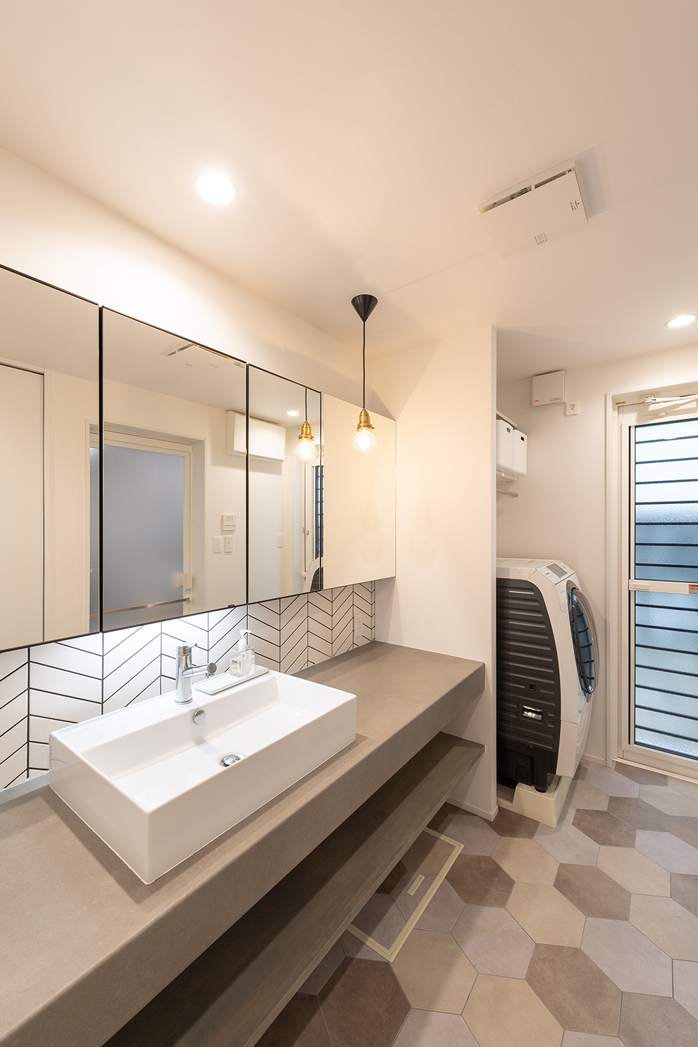 遊び心をくすぐる、大人カジュアルな暮らし｜吹き抜け × ホテルライク