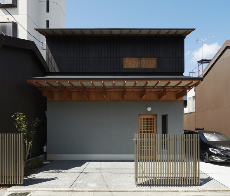 街に馴染む、機能美の家｜中庭のある家×ガレージ
