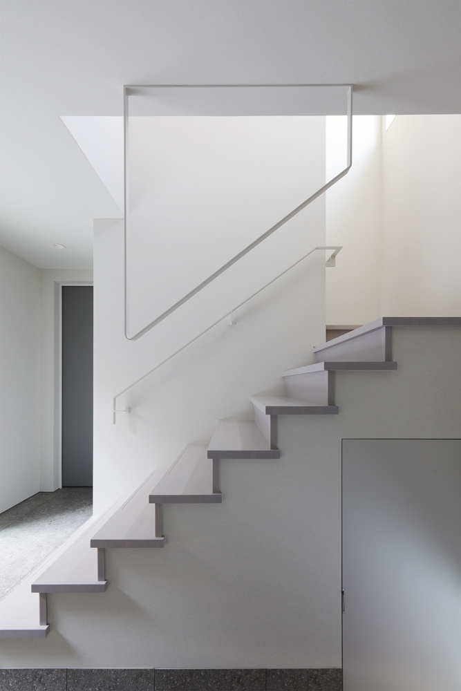 街に馴染む、機能美の家｜中庭のある家×ガレージ