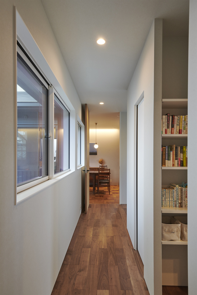 街に馴染む、機能美の家｜中庭のある家×ガレージ