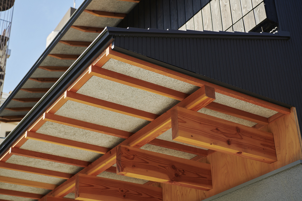 街に馴染む、機能美の家｜中庭のある家×ガレージ