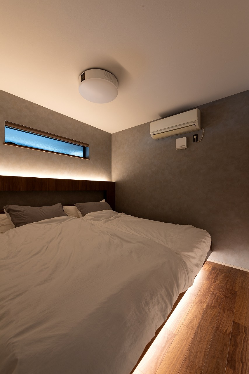 ほんのり灯る、家族のくつろぎ　間接照明が織りなすあたたかみのある住まい｜キナリモダンな家×ロフト×間接照明